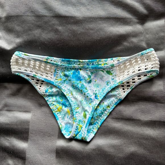 VICTORIA'S SECRET Blue White Floral Boho Crochet Swim Bikini Bottom Size S - Picture 1 of 4